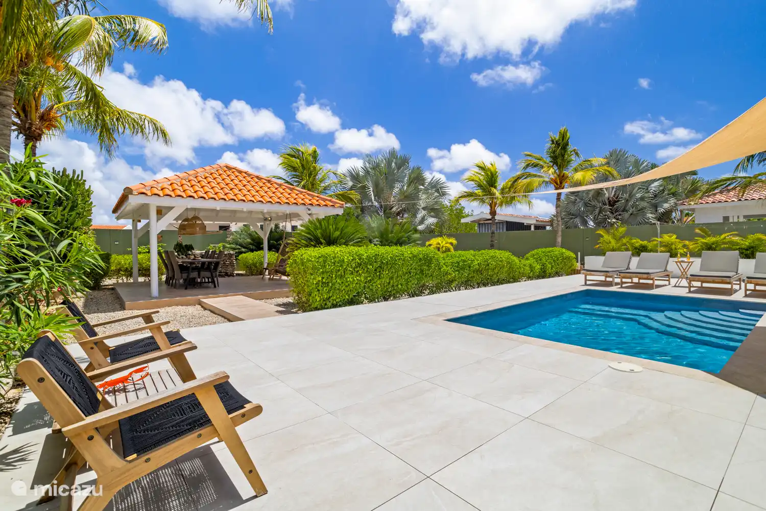 Kas Sinku - Sunrentals Bonaire swimming pool, sunbeds and garden