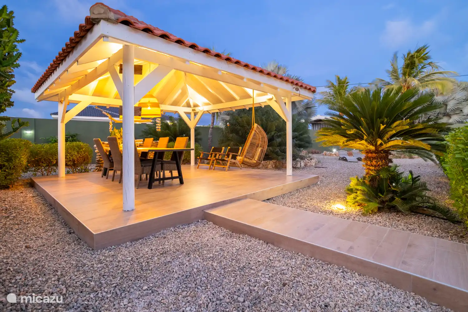 Kas Sinku - Sunrentals Bonaire covered gazebo in garden with dining table and chairs