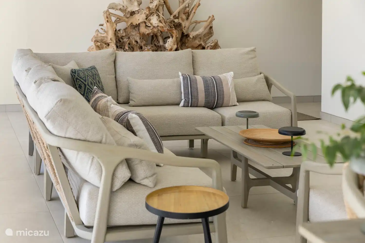 Kas Sinku - Sunrentals Bonaire close up lounge set under covered porch