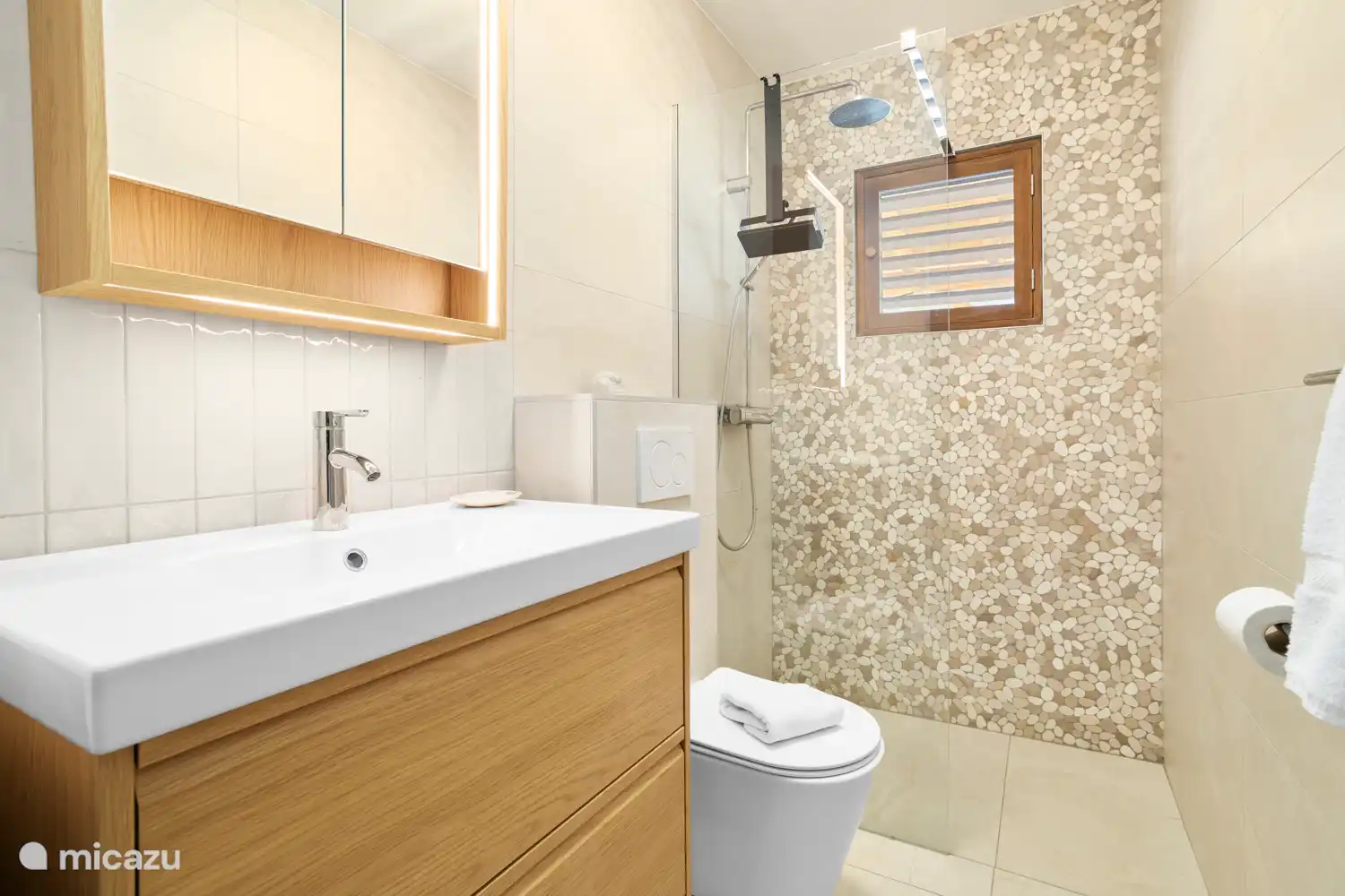Kas Sinku - Sunrentals Bonaire master bathroom