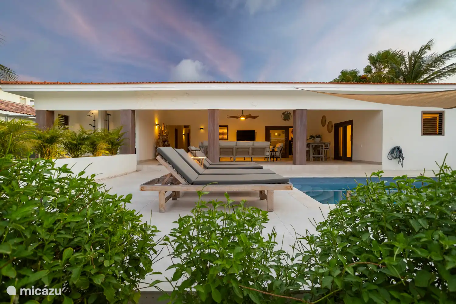 Kas Sinku - Sunrentals Bonaire sunbeds and porch at dusk