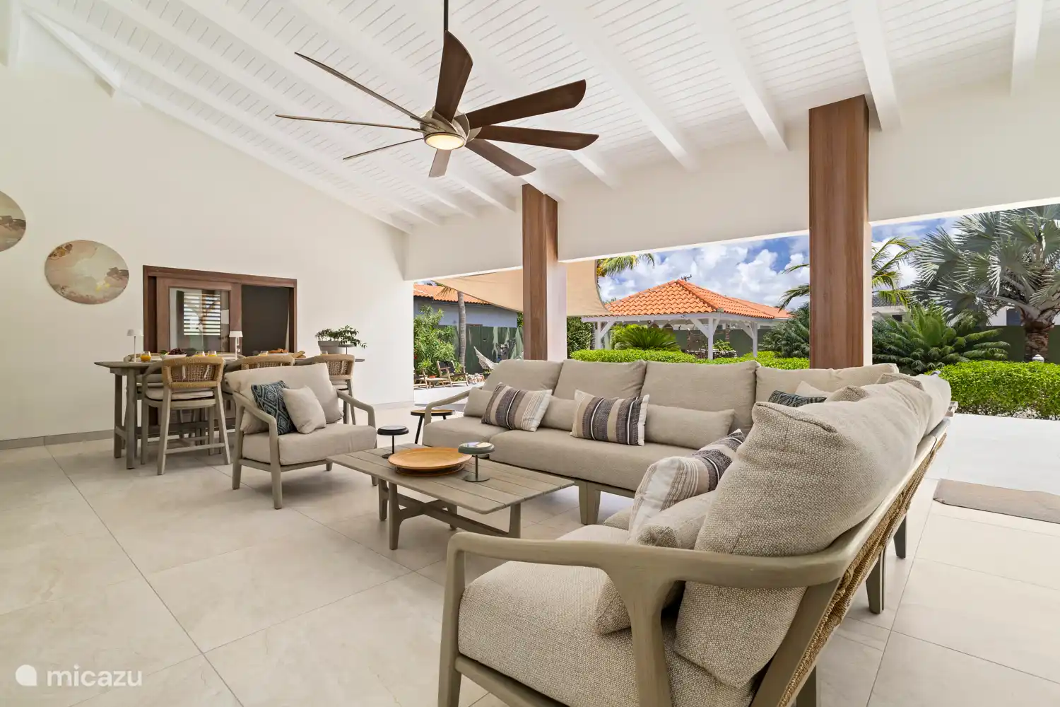 Kas Sinku - Sunrentals Bonaire lounge set covered porch