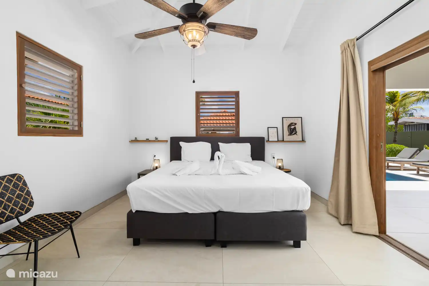 Kas Sinku - Sunrentals Bonaire master bedroom with air conditioning and ceiling fan and with doors to porch