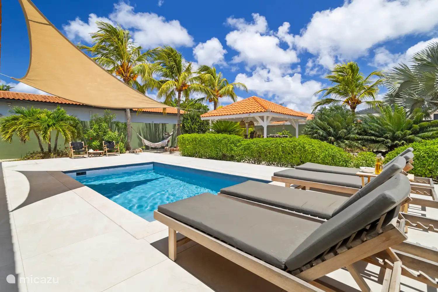 Kas Sinku - Sunrentals Bonaire pool and sunbeds