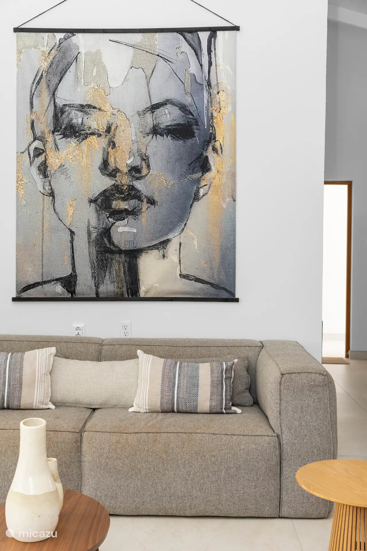 Kas Sinku - Sunrentals Bonaire close up sofa and painting