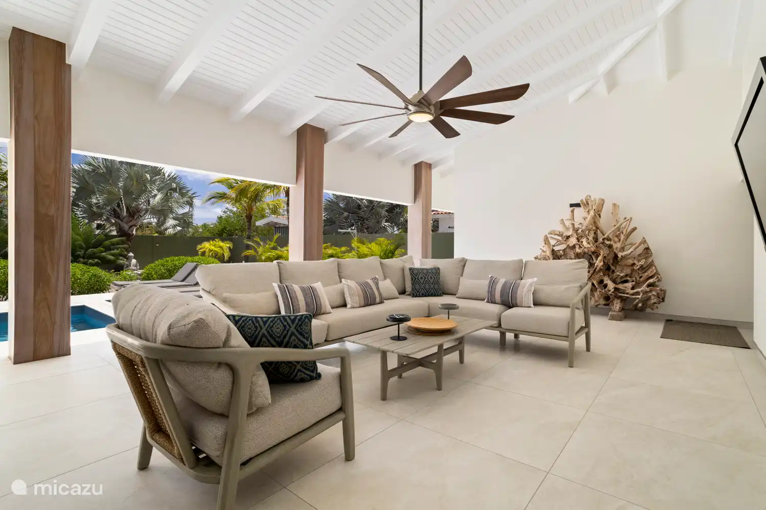 Kas Sinku - Sunrentals Bonaire covered porch with lounge set and TV