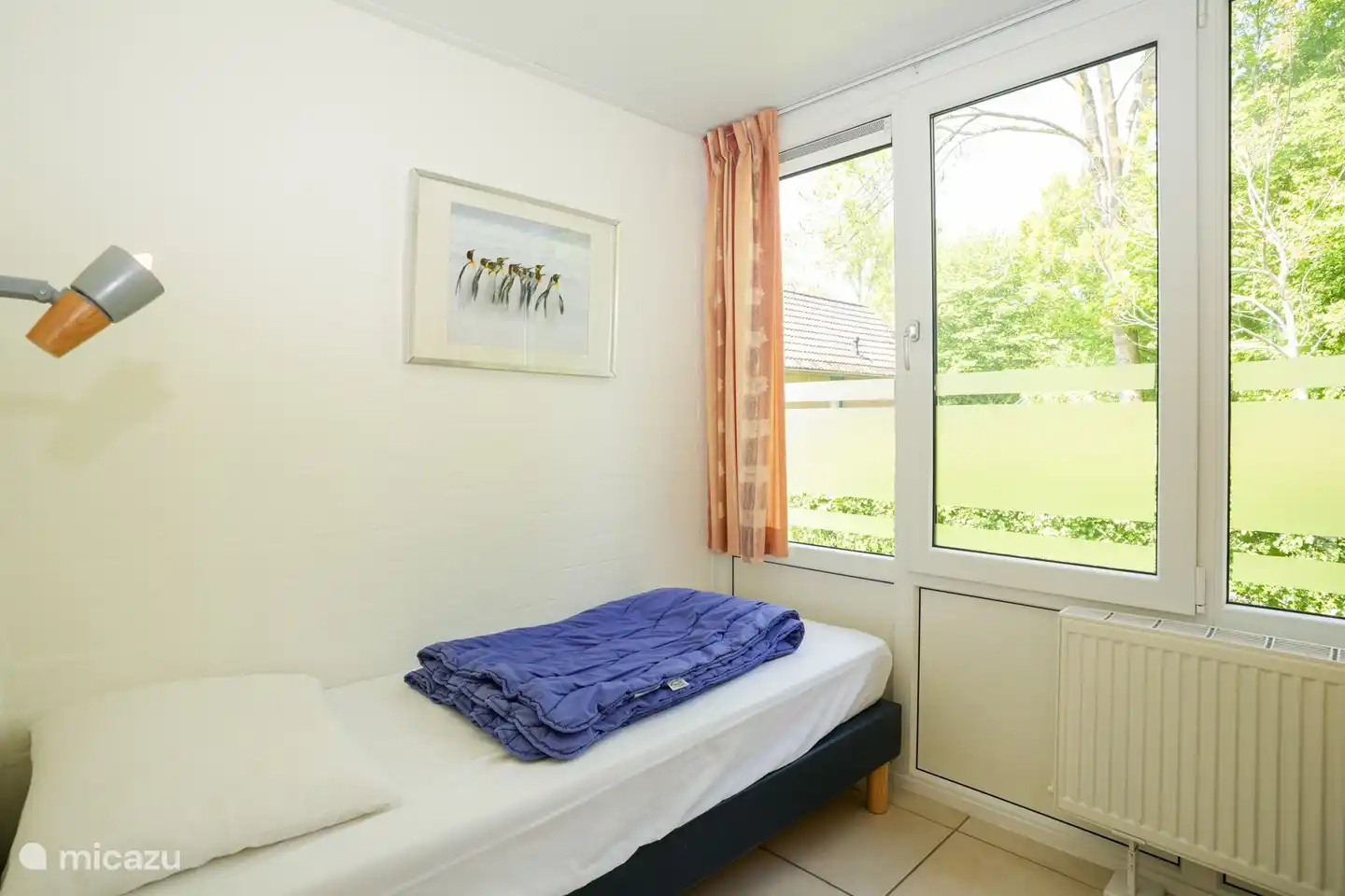 Beneden slaapkamer (eenpersoons) mooie kamer voor een alleen slaper; met hor voor raam!