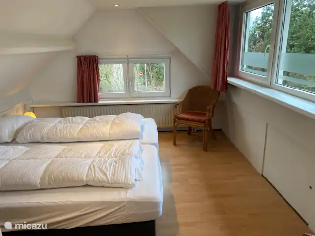 Haut Limbourg | Pays-Bas, Limbourg, Simpelveld - bungalow Chambre avec lucarne (deux lits simples) ; Aussi ici bonne moustiquaire disponible pour grande fenêtre... ??