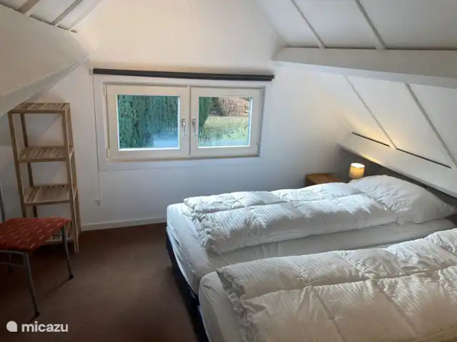 Haut Limbourg | Pays-Bas, Limbourg, Simpelveld - bungalow Chambre arrière 2 simple 
Chambre spacieuse avec placards de rangement ; Moustiquaires aux deux fenêtres