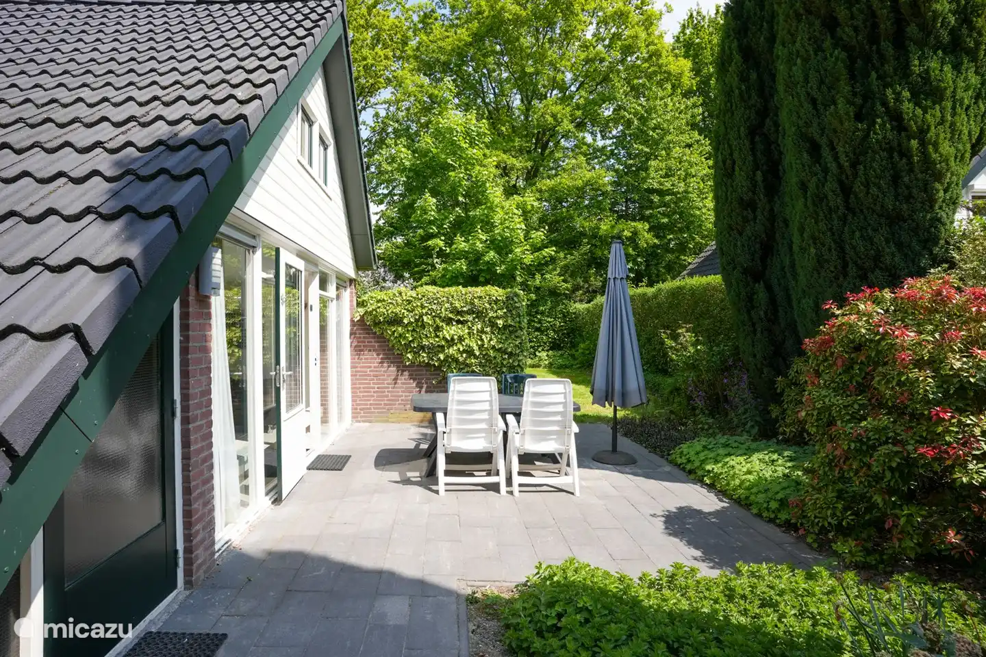 Achter de woning heerlijke plaats met 6 verstelbare tuinstoelen met kussens voor heerlijk zitten! 