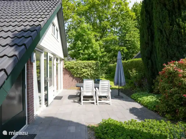 Haut Limbourg | Pays-Bas, Limbourg, Simpelveld - bungalow Derrière la maison, bel endroit avec 6 chaises de jardin réglables avec coussins pour s'asseoir !