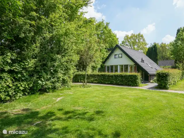 Haut Limbourg | Pays-Bas, Limbourg, Simpelveld - bungalow Vue de face, avec une belle haie d’aubépine et une clôture entièrement bordée