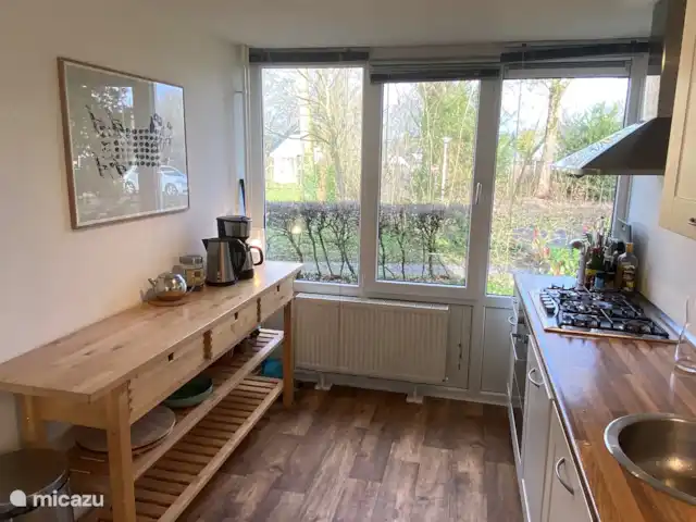 Haut Limbourg | Pays-Bas, Limbourg, Simpelveld - bungalow Cuisine avec lave-vaisselle, très bon four, réfrigérateur, grand congélateur, cafetière, Senseo. De plus, une grande quantité d’assiettes, de verres, etc., d’une balance et d’autres applications de cuisine. Réchaud à 5 feux avec spot wok