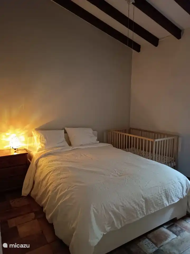 In einem der Zimmer befindet sich ein Kinderbett