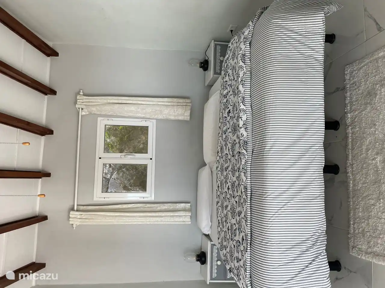 Hauptschlafzimmer mit angrenzendem Ankleidezimmer und Badezimmer.