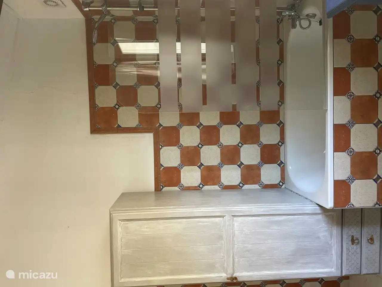 Zweites Badezimmer mit Badewanne, WC und Waschbecken.