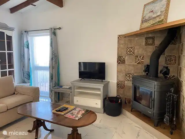 Wohnzimmer - gemütliche Ecke mit Holzofen mit zwei Sofas.