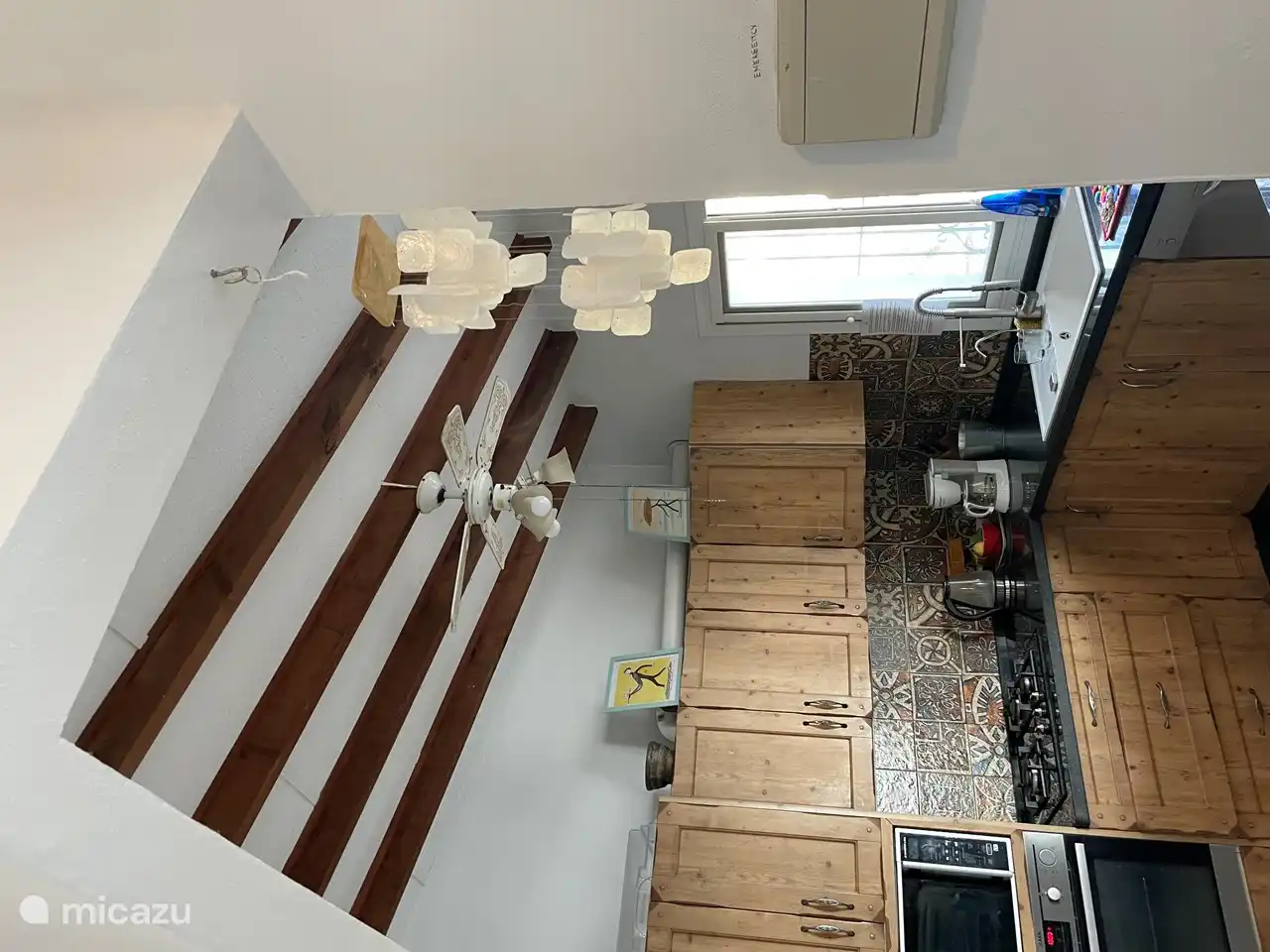 Die Küche mit Backofen und Mikrowelle und natürlich einem Kühlschrank mit Gefrierfach.