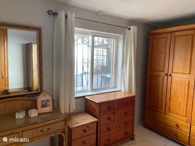 Ankleidezimmer des Hauptschlafzimmers zum Aufhängen Ihrer Kleidung oder als ruhiger Arbeitsbereich.