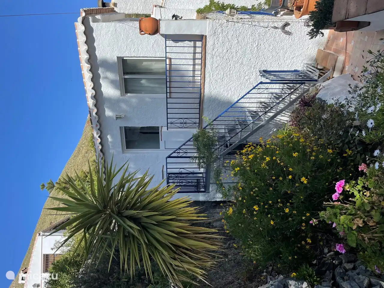 Über diese Treppe gelangen Sie in das Zimmer im Obergeschoss mit Blick auf die Berge!