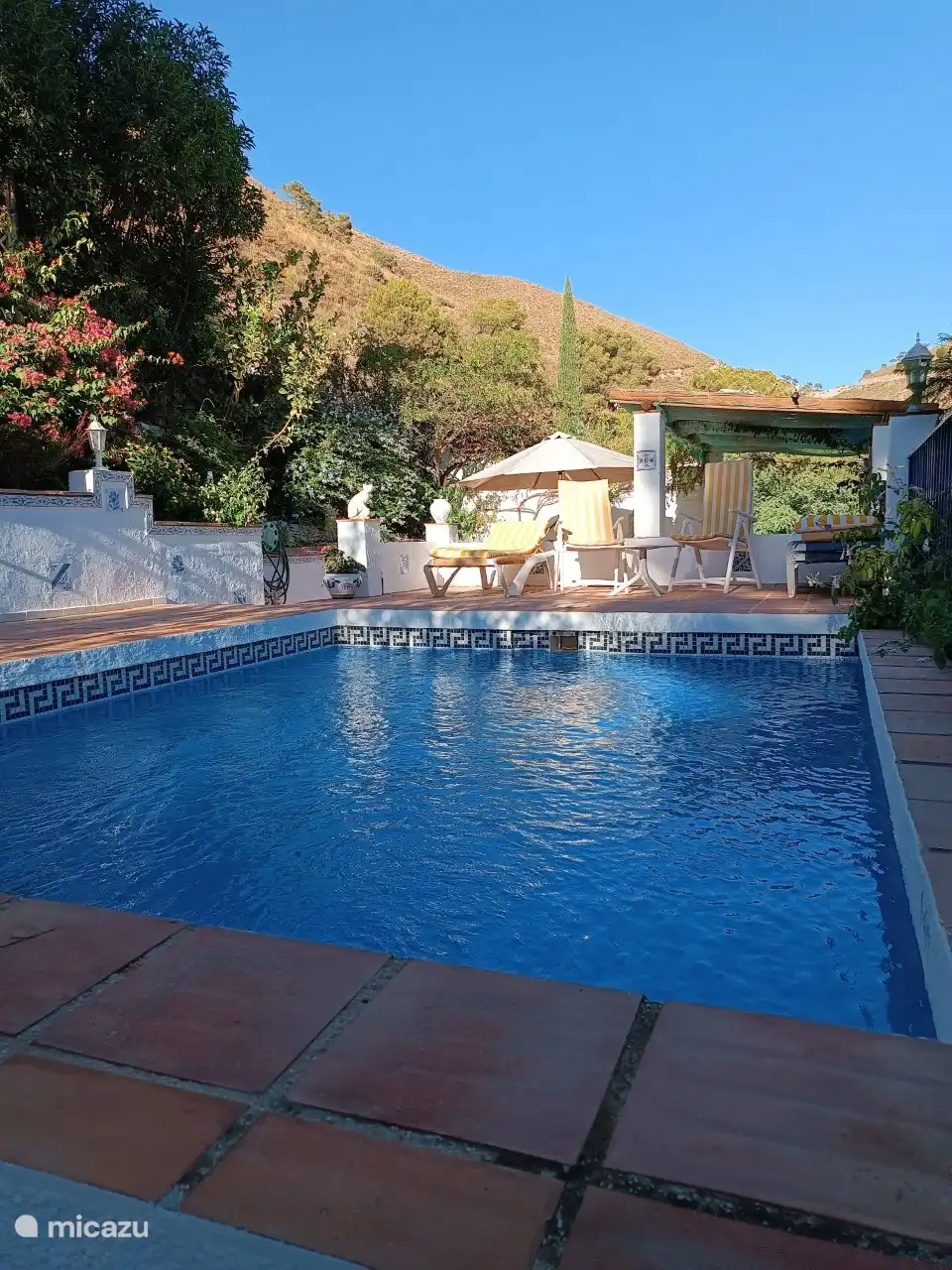 Blick auf das Schwimmbad in der anderen Ecke.