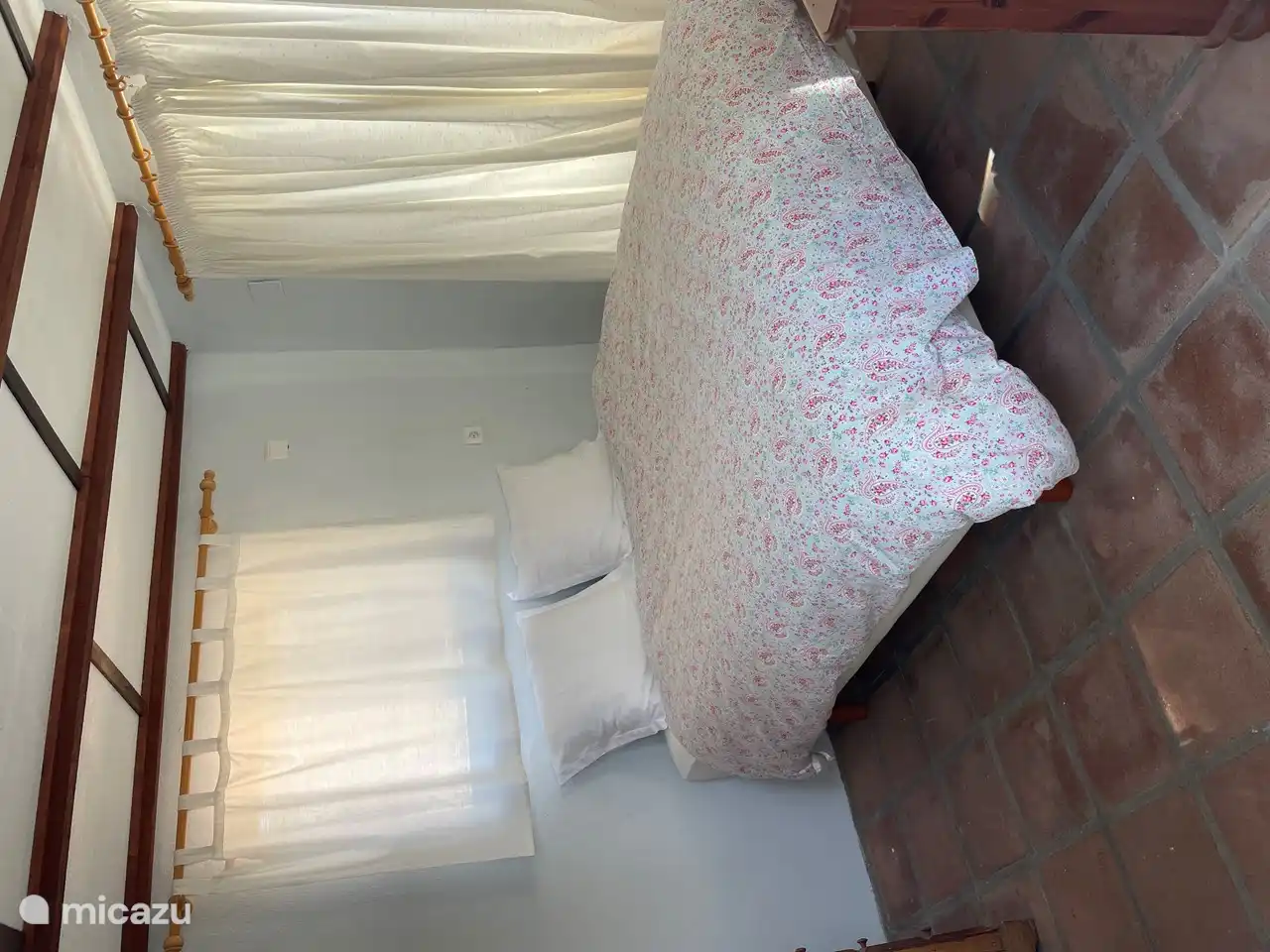 Bett, Mini-Waschbecken, Dusche und WC und der traumhafte Meerblick.