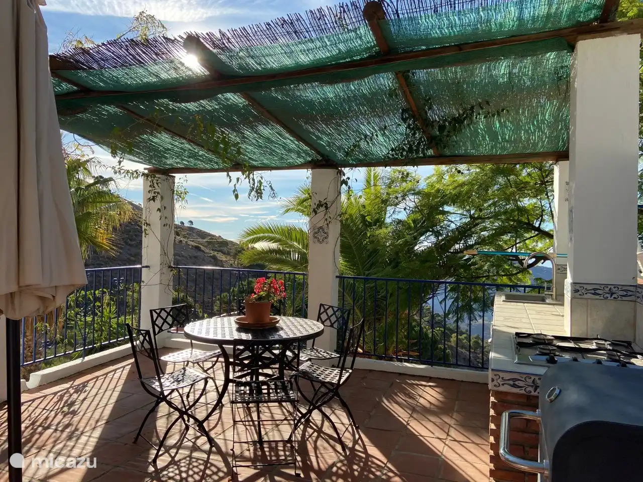 Terrasse mit Außenküche und Grill. 