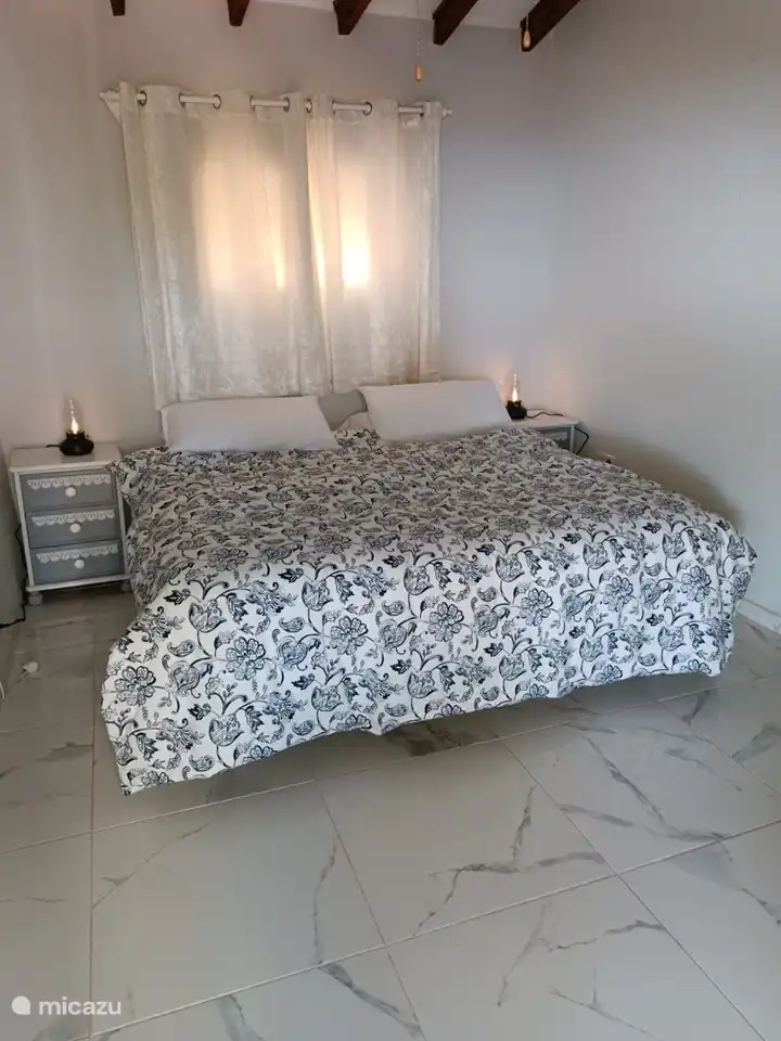 Zweites Schlafzimmer mit Doppelbett.