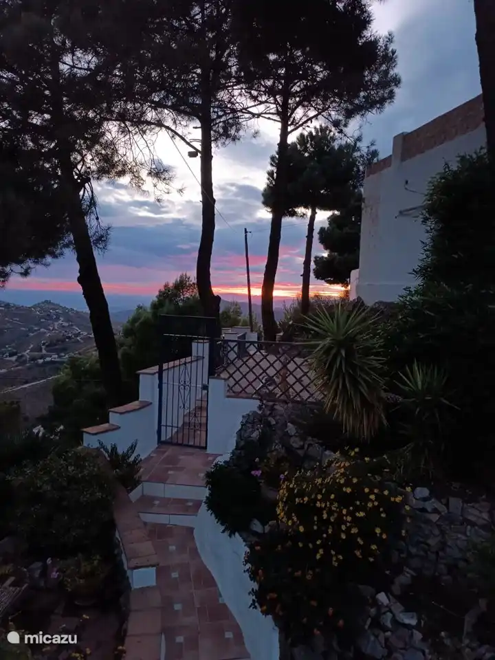 Am Abend wird der Weg durch das Osterfest der untergehenden Sonne märchenhaft.