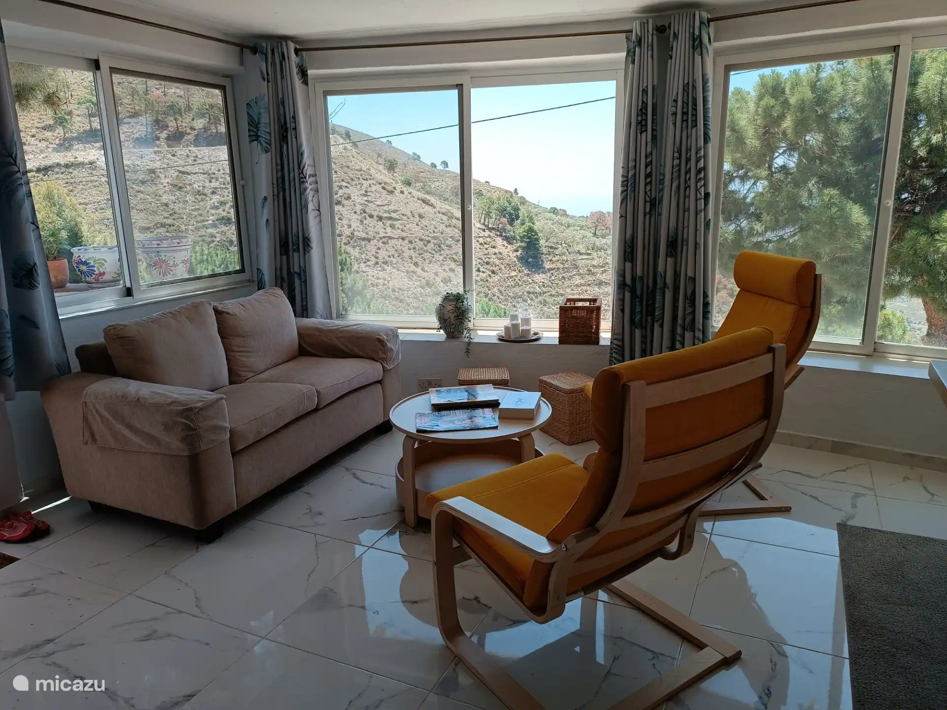 Das Wohnzimmer bietet einen weiten Blick in alle Richtungen, von wo aus Sie den Blick auf den Nationalpark genießen können.