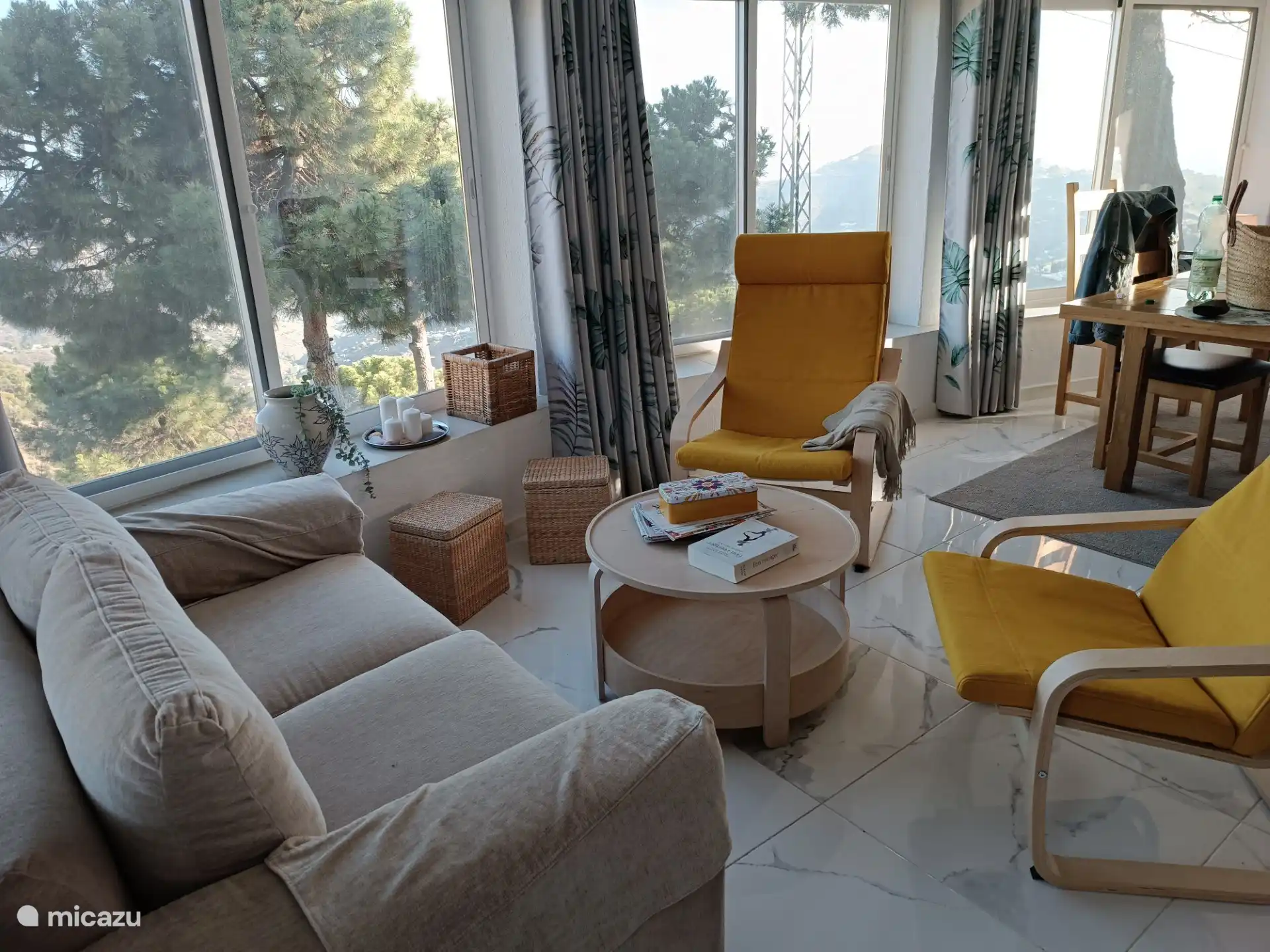 Geräumiges Wohnzimmer mit Sitzecke und Essbereich.