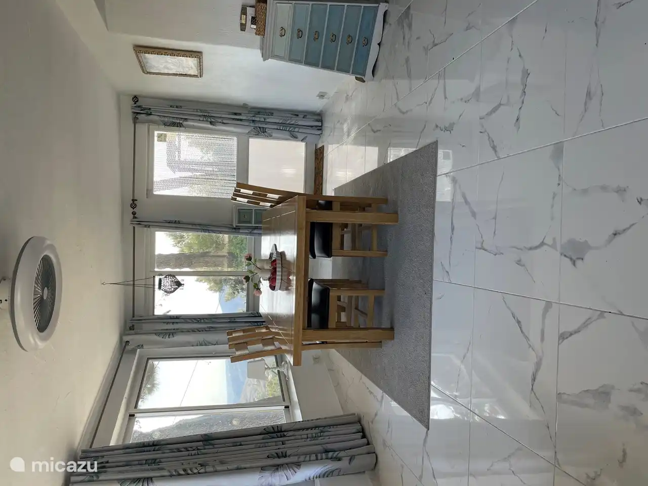 Essbereich mit Meerblick.