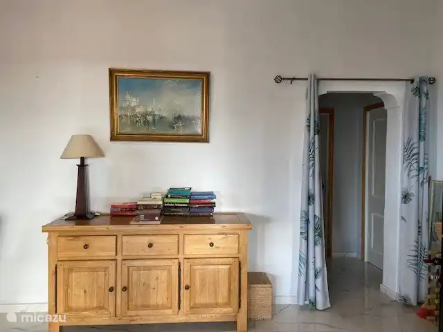 Wohnzimmer - Durchgang zu den drei Schlafzimmern.