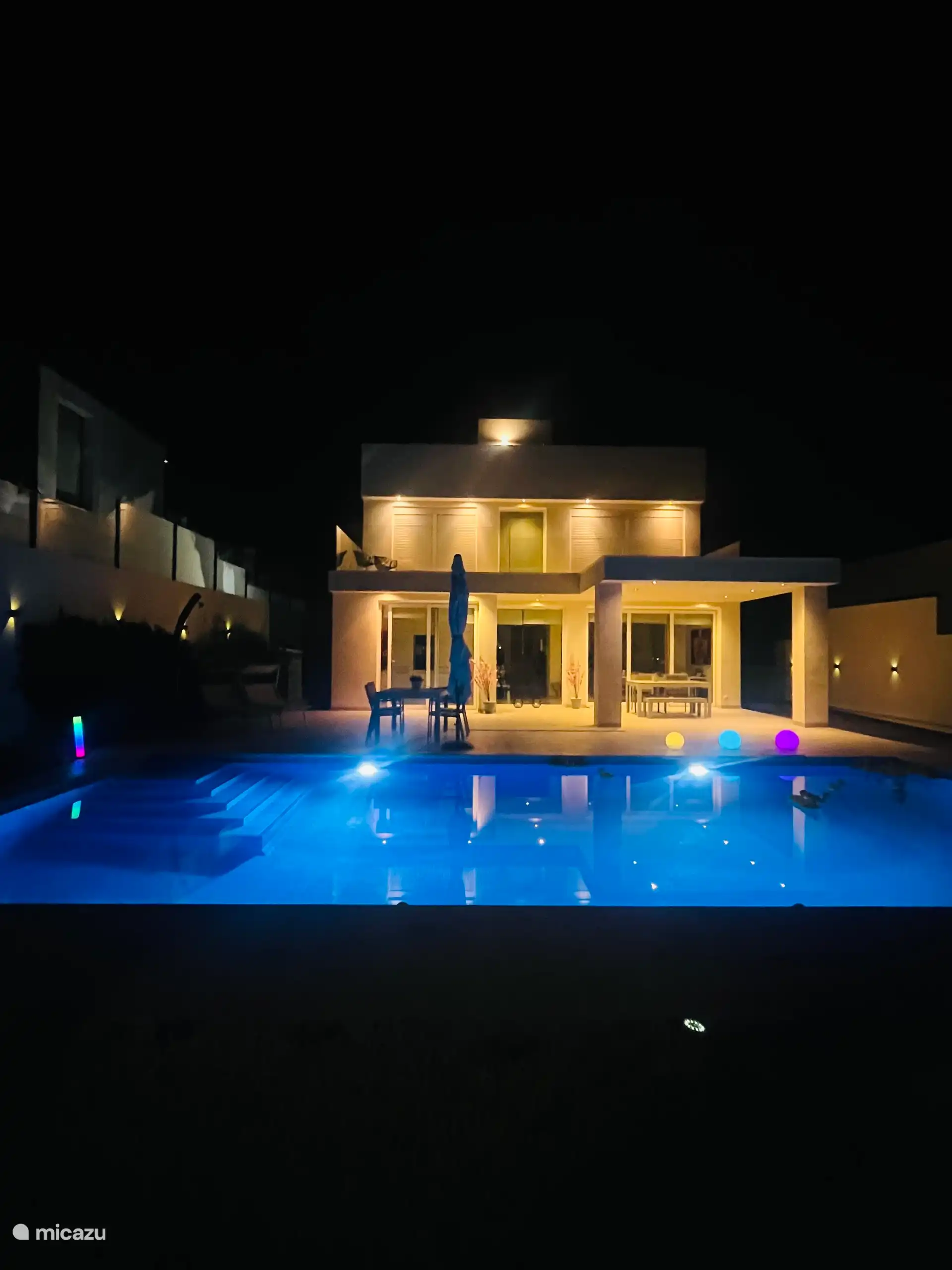 Vista frontal de la Casa Sofía por la noche