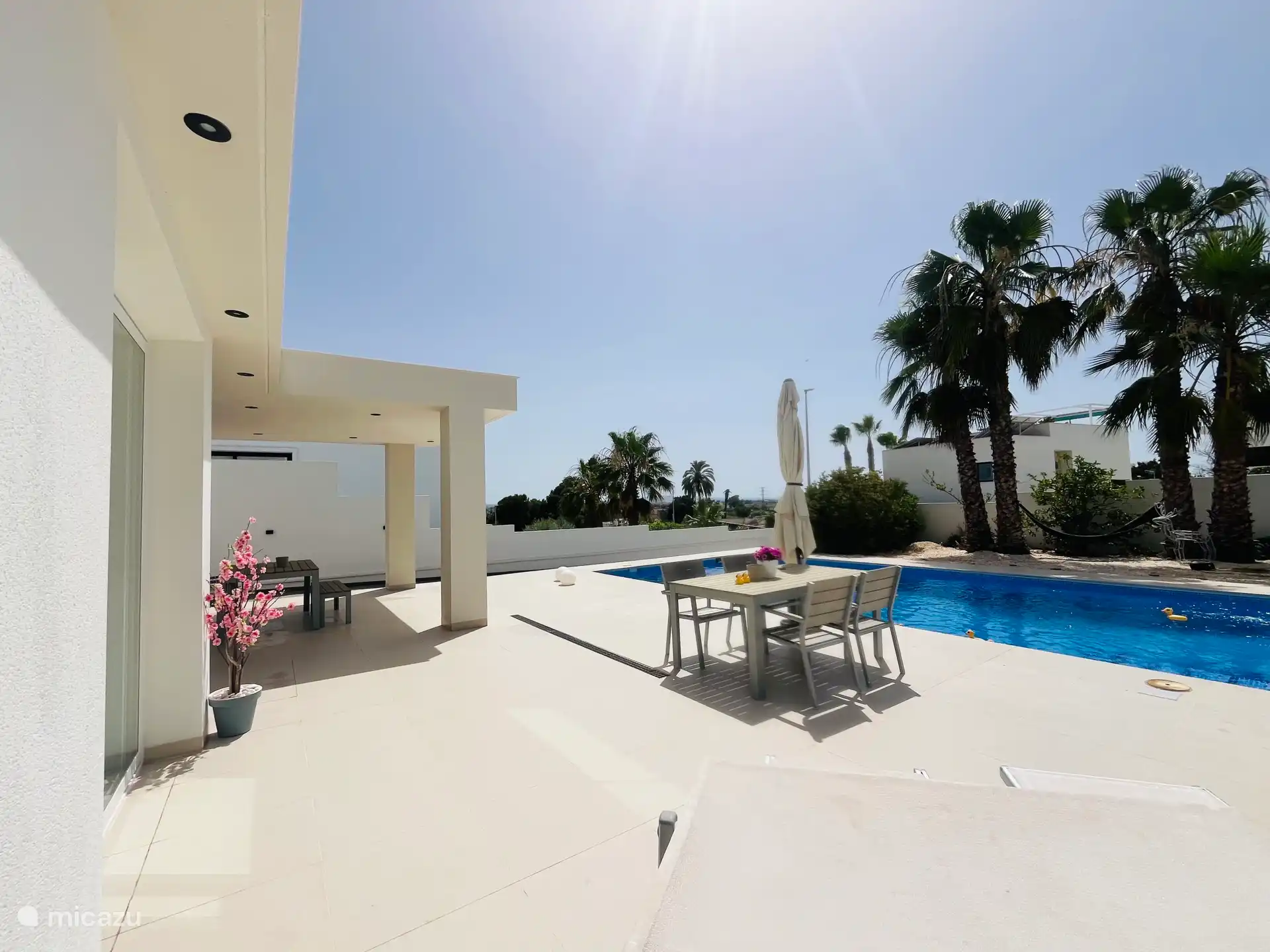 Casa Sofía exterior con piscina y jardín con vistas laterales