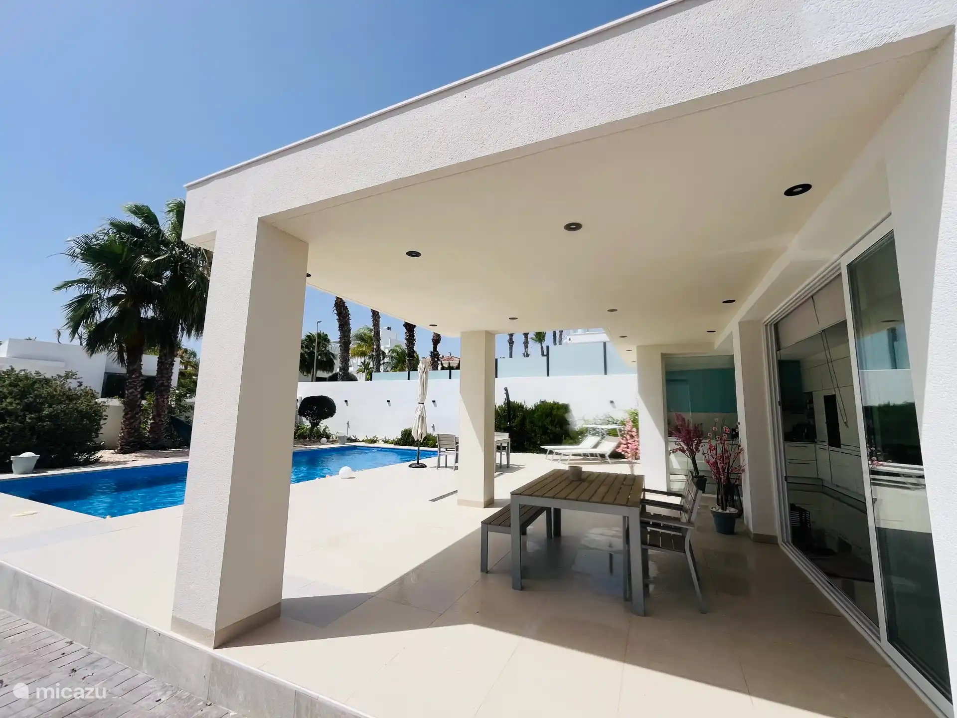 Casa Sofía vista lateral exterior con jardín