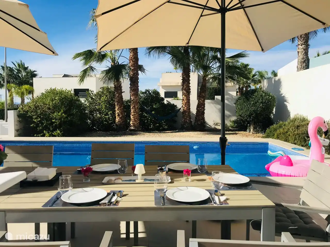 Essen am großen Tisch im Freien