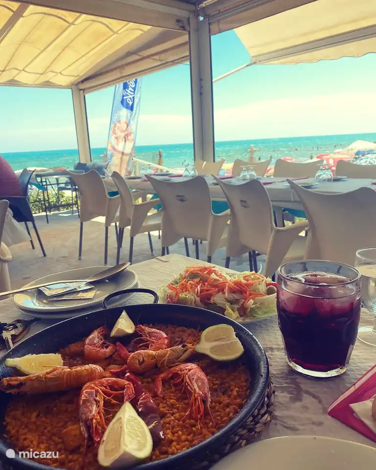 Paella essen am Strand