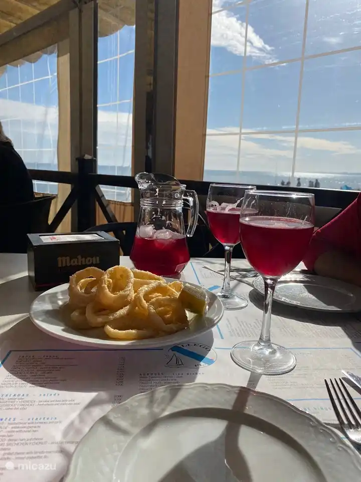 Köstlich mit der Sangria am Strand von la Marina