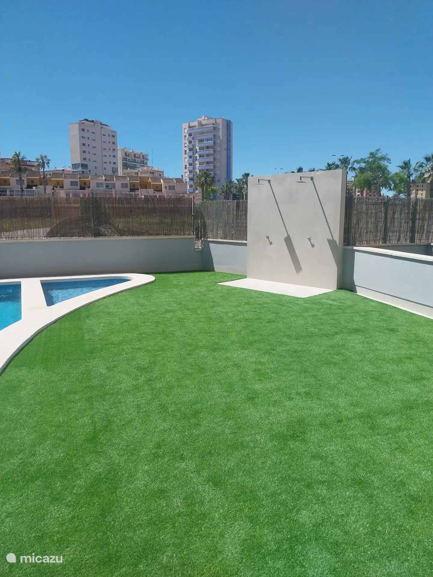 Douche au bord de la piscine