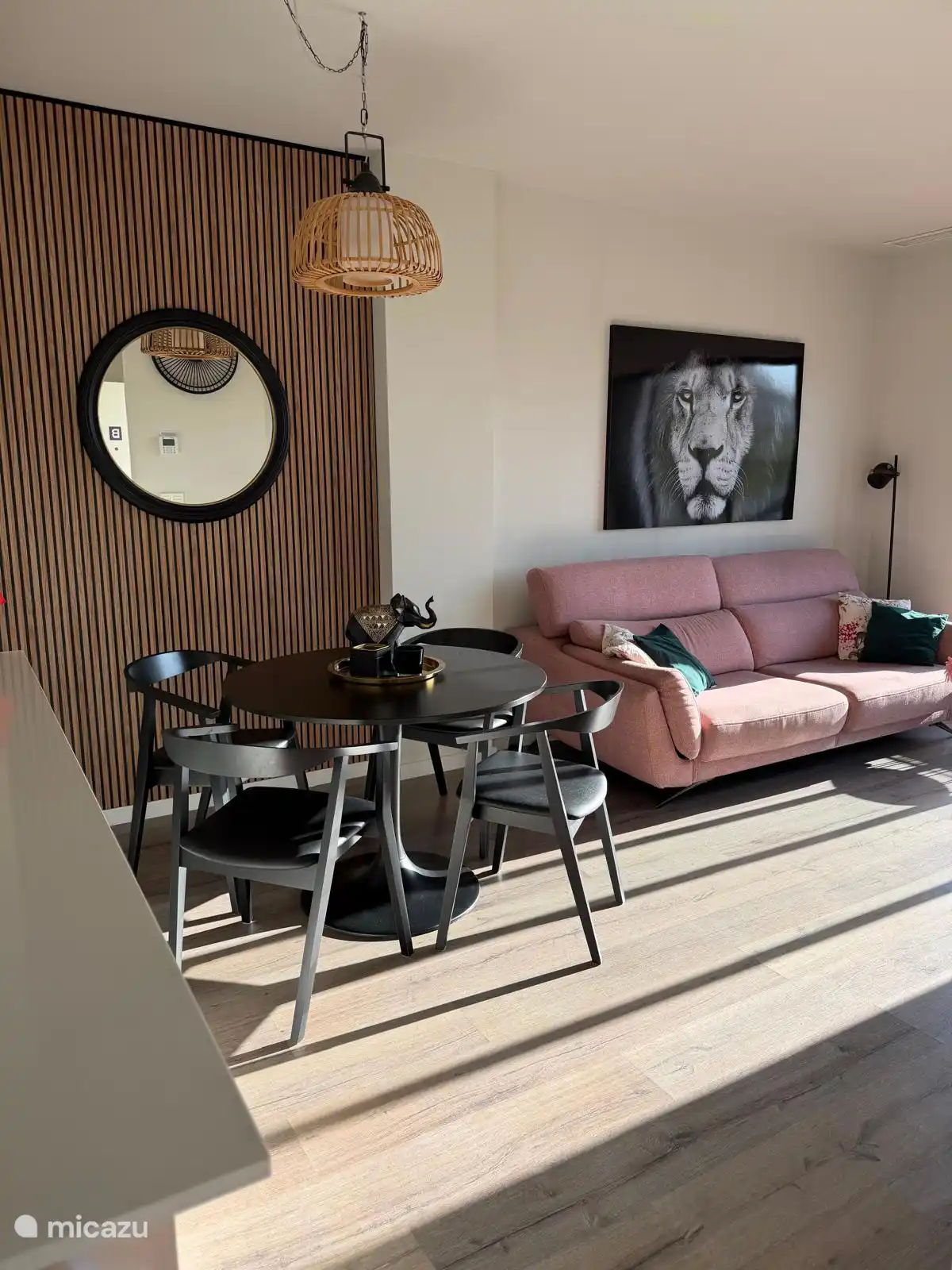 Salon avec table à manger