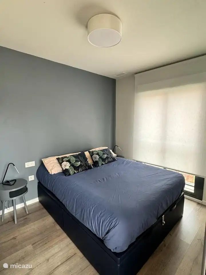 Schlafzimmer mit Doppelbett und Balkon