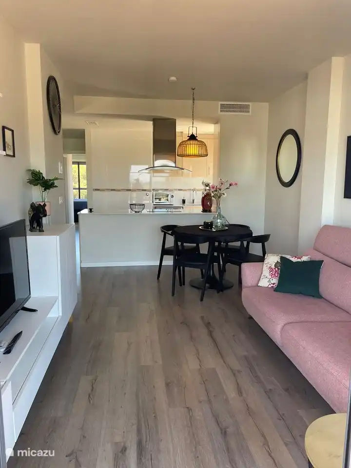 Wohnzimmer mit offener Küche