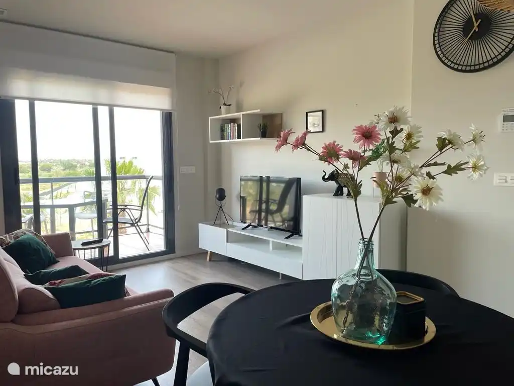 Fernseher mit allen Kanälen und Google Chrome-Box