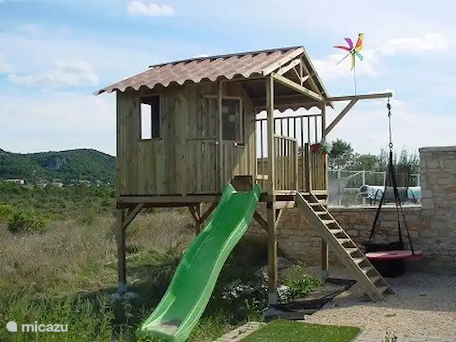 Pierre de Jourdan 4 personnes | France, Ardèche, Grospierres - maison de vacances Playhouse dans le jardin.