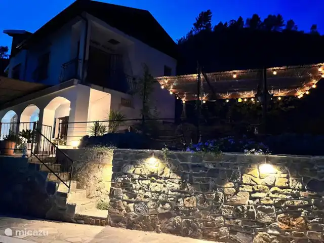 Location de Vacances Italie, Ligurie, Apricale, villa - Casa Bianca Apricale Le jardin et la piscine sont joliment éclairés