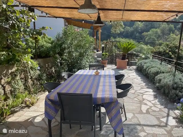 6-Personen-Tisch im Freien