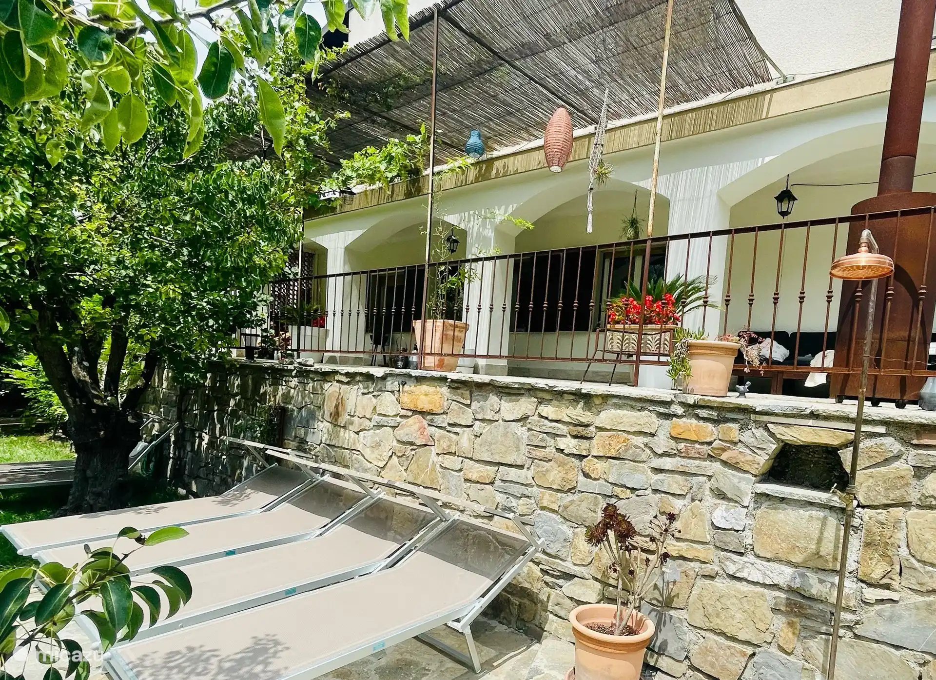 Vorderansicht des Hauses. Das Haus ist komplett eingezäunt mit einem Eingangstor.
Auf der Terrasse neben dem Pool befinden sich 6 Sonnenliegen.
 
