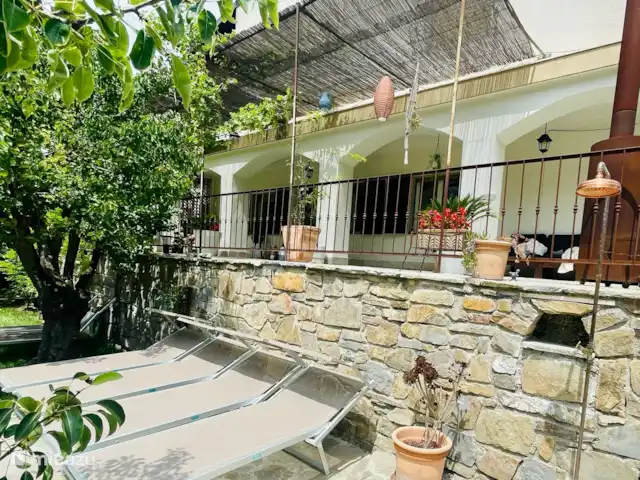 Location de Vacances Italie, Ligurie, Apricale, villa - Casa Bianca Apricale Vue de face de la maison. La maison est entièrement clôturée avec un portail d’entrée.
Il y a 6 transats sur la terrasse à côté de la piscine.