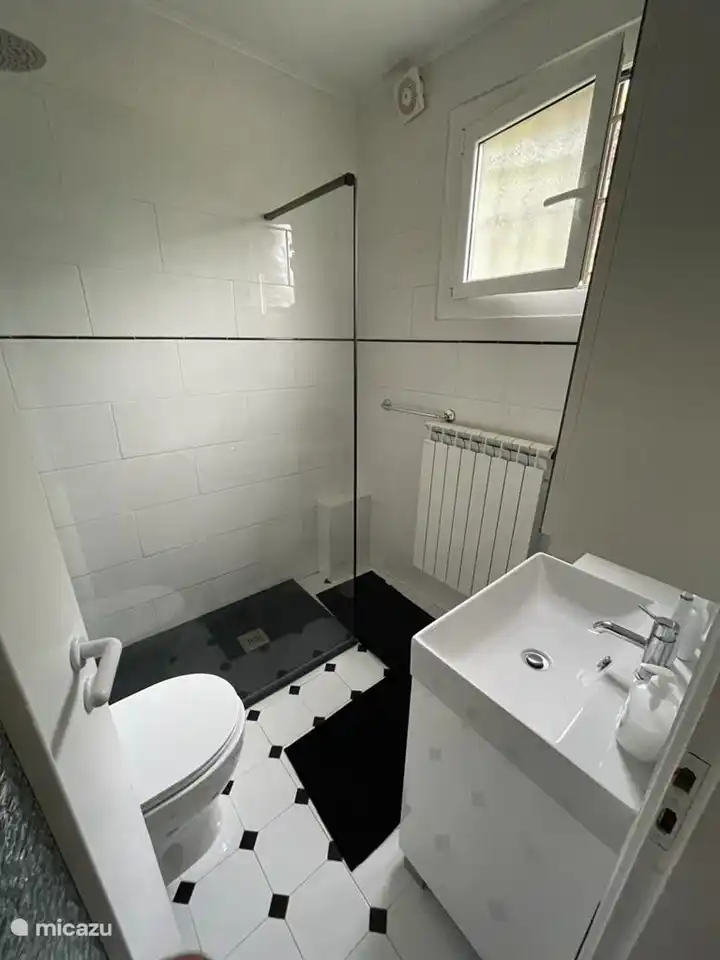 Badezimmer im 1. Stock. Das 2. Badezimmer befindet sich neben dem Pool.